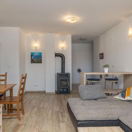 Amazing Apartment In Njivice With Kitchen المظهر الخارجي الصورة