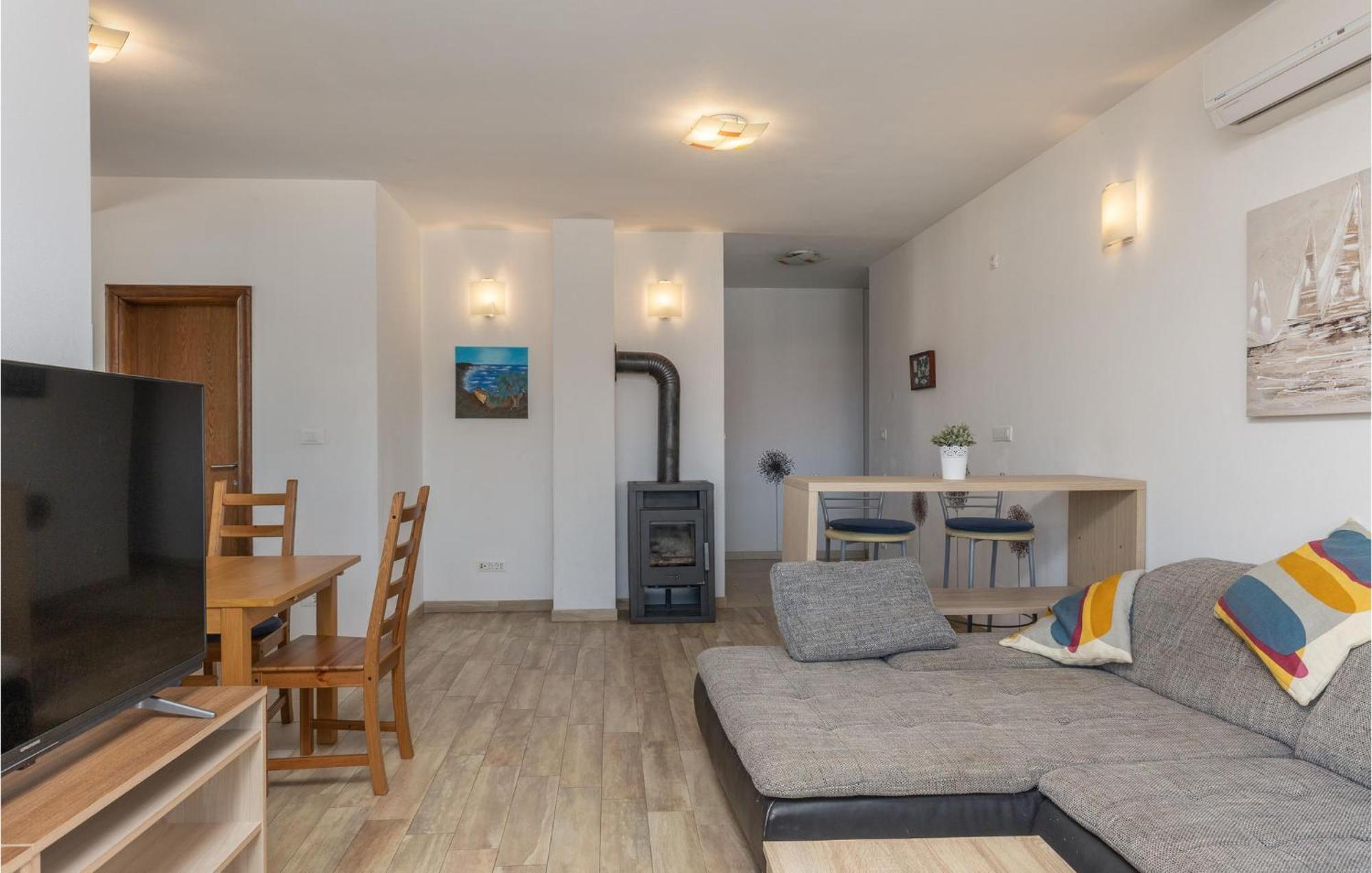 Amazing Apartment In Njivice With Kitchen المظهر الخارجي الصورة